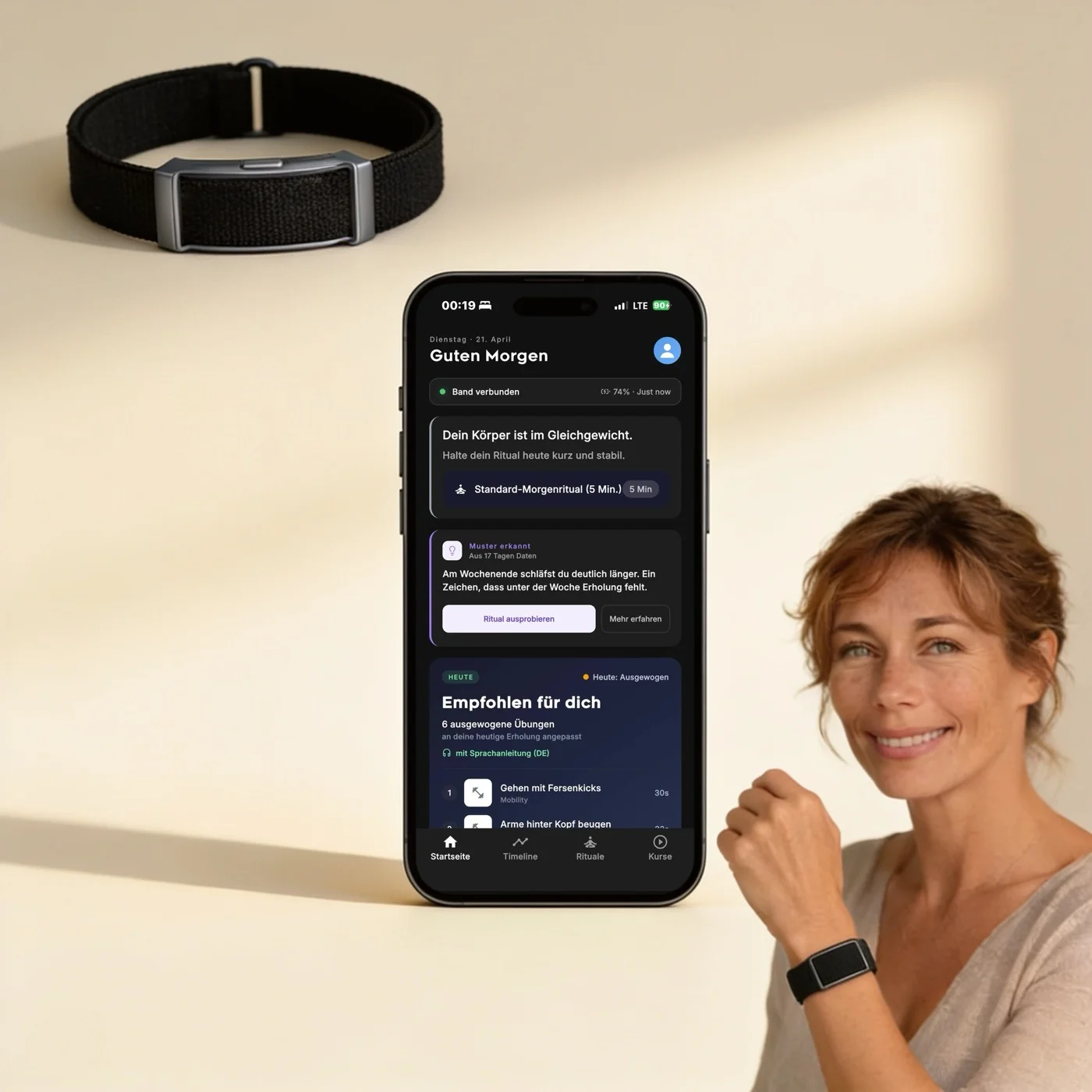 Alles im Paket: das FITprofil Band, ein Smartphone mit der FITprofil App und eine Frau, die das Band am Handgelenk trägt.