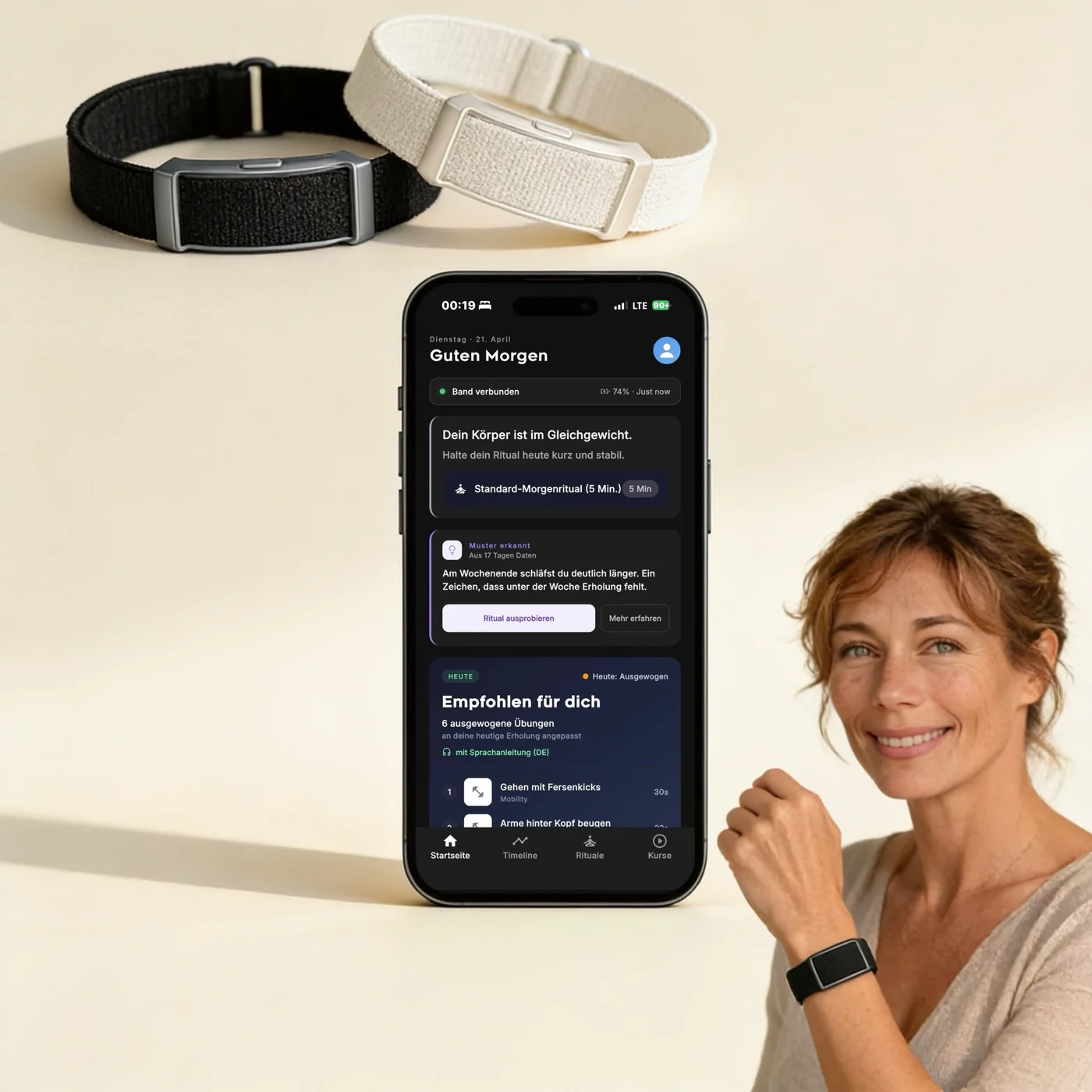 Alles im Paket: zwei FITprofil Bänder in Schwarz und Weiß, ein Smartphone mit der FITprofil App und eine Frau mit Band.