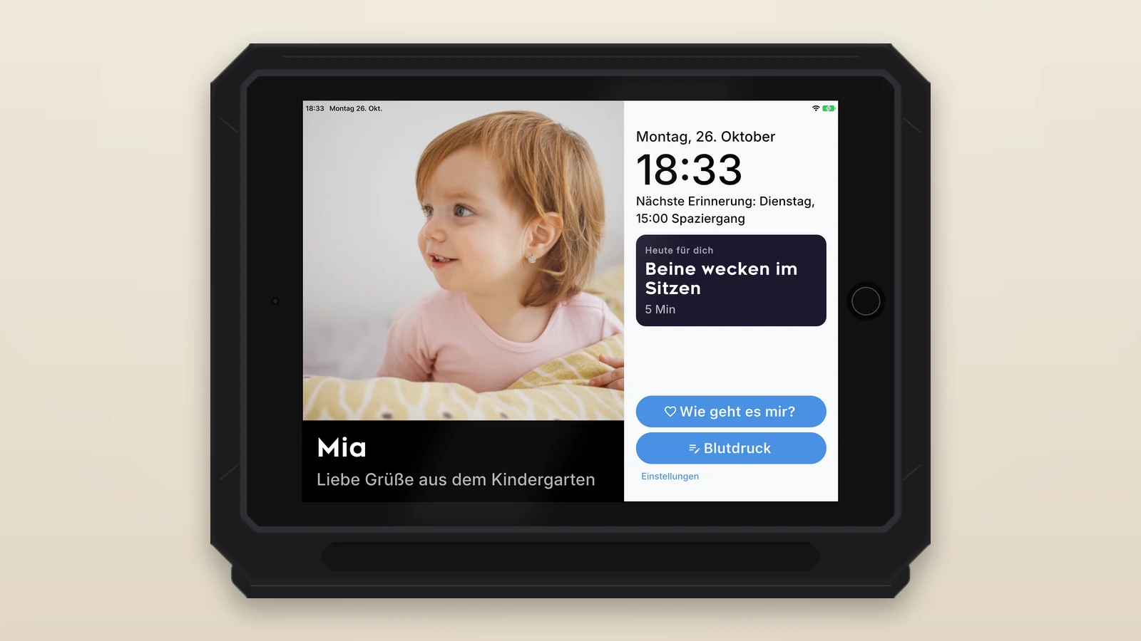Ein iPad in Hülle mit dem Familienfenster: das Foto der Enkelin mit Namen, daneben Uhrzeit, die nächste Erinnerung und ein ruhiger Vorschlag.