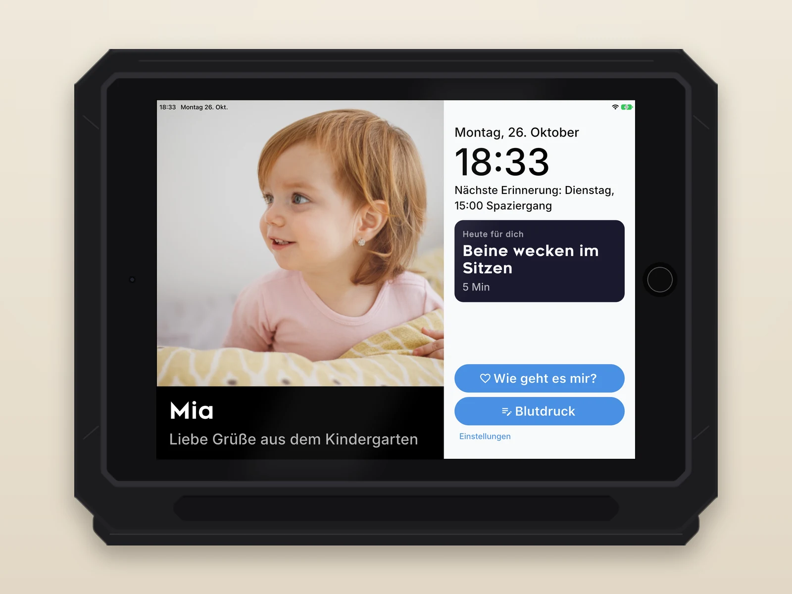 Ein iPad mit dem Familienfenster: links ein Foto der Enkelin mit Namen und einem Satz, rechts Datum, Uhrzeit, die nächste Erinnerung und ein ruhiger Vorschlag für heute.